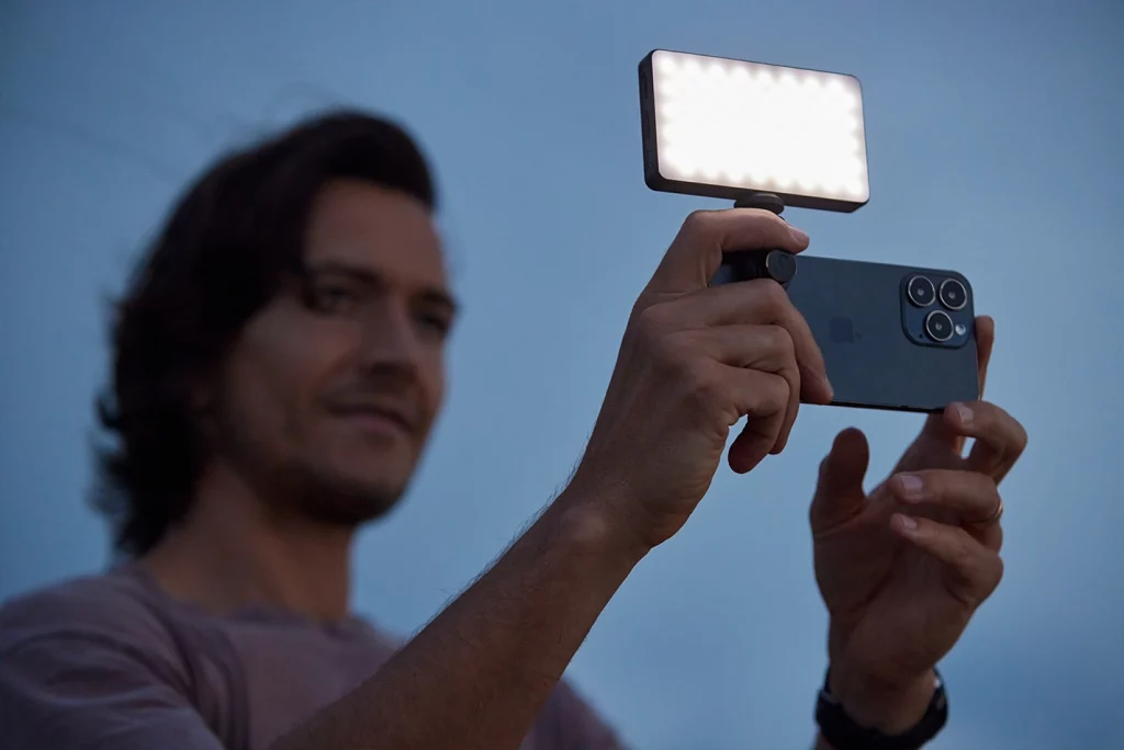 hombre utilizando accesorios de shiftcam