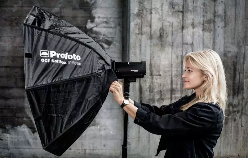 Mujer utilizando el b10x junto con el softbox de profoto